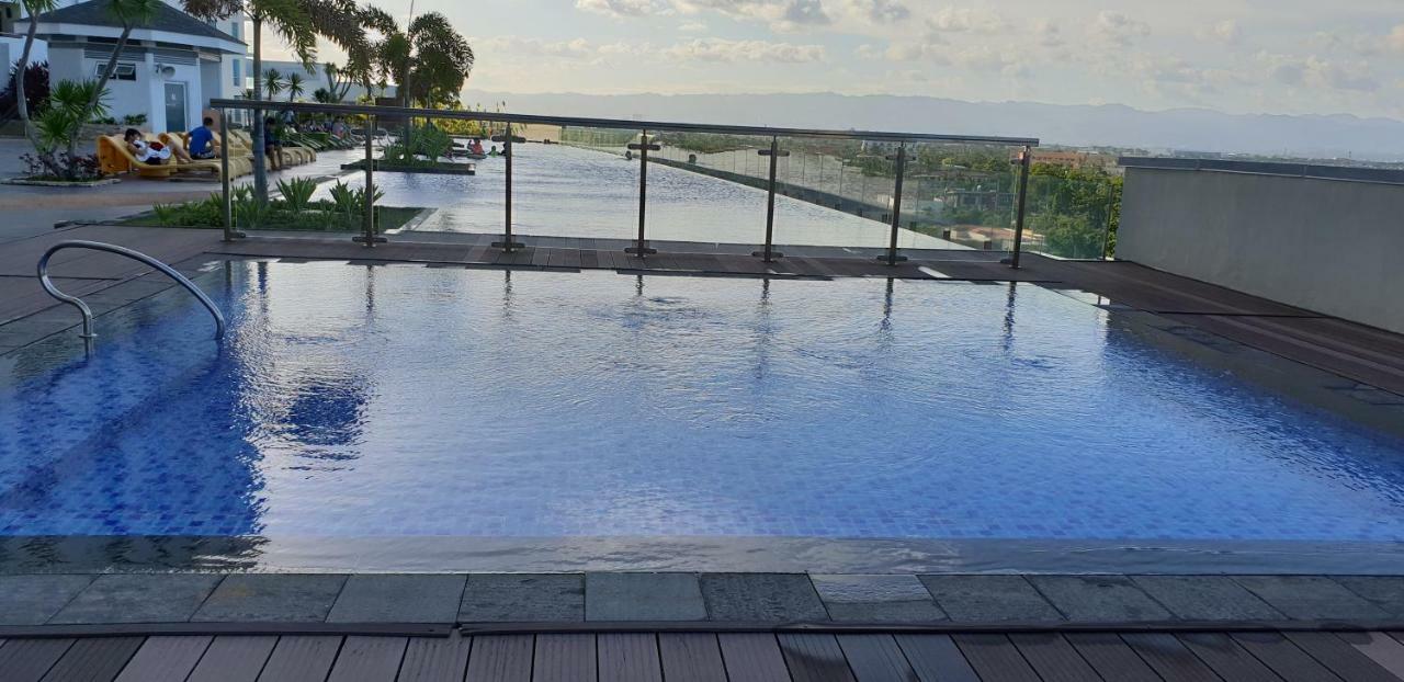 Mactan Newtown Condo With Garden And Ocean View 8Newtown Blvd Lapu-Lapu City Exteriör bild