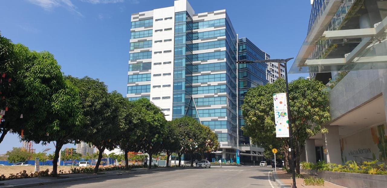 Mactan Newtown Condo With Garden And Ocean View 8Newtown Blvd Lapu-Lapu City Exteriör bild