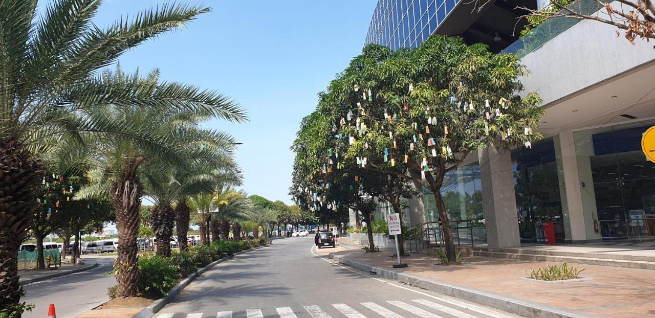Mactan Newtown Condo With Garden And Ocean View 8Newtown Blvd Lapu-Lapu City Exteriör bild