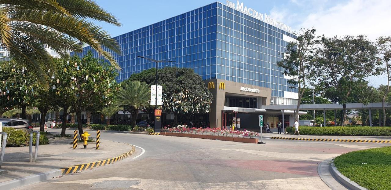 Mactan Newtown Condo With Garden And Ocean View 8Newtown Blvd Lapu-Lapu City Exteriör bild
