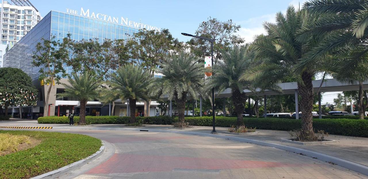 Mactan Newtown Condo With Garden And Ocean View 8Newtown Blvd Lapu-Lapu City Exteriör bild